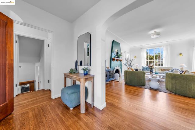 5605 Picardy Dr, Oakland CA: https://media.crmls.org/mediaz/4a97cacc-b87b-4581-8c2f-2ff10adae41d.jpg