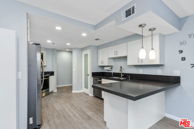 869 Village Square, Palm Springs CA: https://media.crmls.org/mediaz/4a996775-f5fb-418c-9bc9-1d990130bd02.jpg