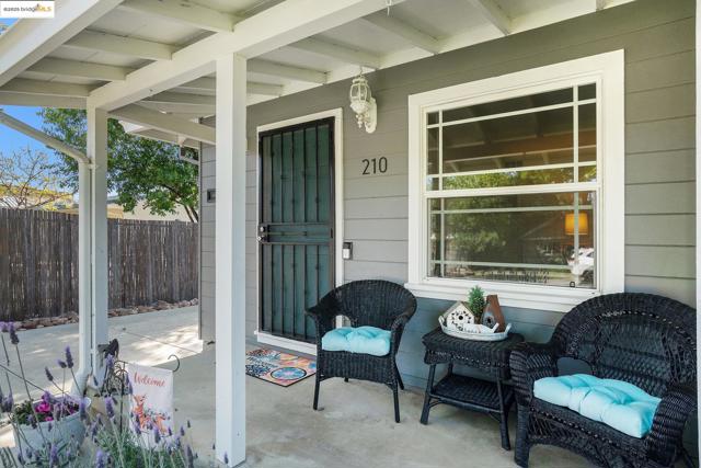 210 Delta Ave, Brentwood CA: https://media.crmls.org/mediaz/4a9a4265-f047-418c-b87c-fef454dcf9da.jpg