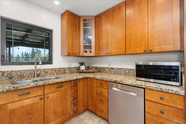 1131 Mary St, El Cajon CA: https://media.crmls.org/mediaz/4a9a6007-36ac-4d23-81c1-296d219b1746.jpg