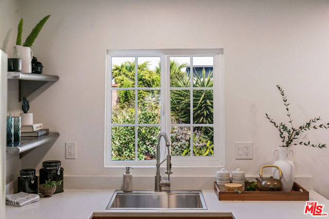 5748 7th Avenue, Los Angeles CA: https://media.crmls.org/mediaz/4a9aa986-5e3d-4b20-886f-5215f8df6761.jpg