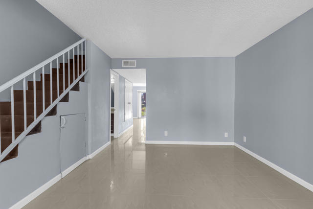 Image 4 of 42 For 43 Lakeview Circle