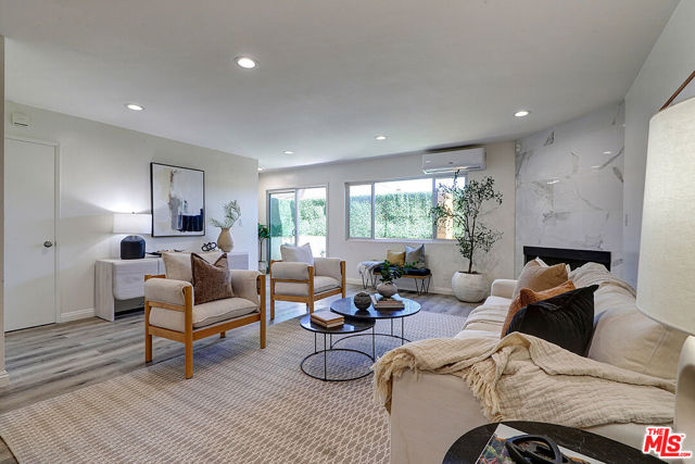 2452 Chelsea Place, Santa Monica CA: https://media.crmls.org/mediaz/4a9b6b6c-14be-4c54-a3ad-f6c2306faeee.jpg