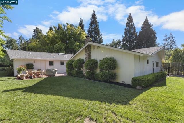 120 Heritage Oaks Pl, Alamo CA: https://media.crmls.org/mediaz/4a9b9ce4-05e1-4714-bd7a-b55268d040c9.jpg