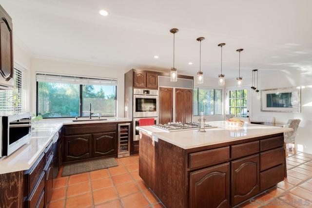 11 Country Glen Rd, Fallbrook CA: https://media.crmls.org/mediaz/4a9c0b78-84dd-44fb-86ab-b199cd1a1785.jpg