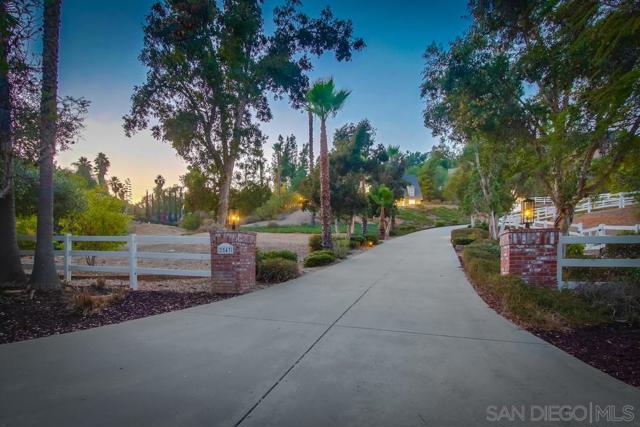2543 Daisy Ln, Fallbrook CA: https://media.crmls.org/mediaz/4a9e352b-779a-44cd-a6d1-ce88150799e7.jpg