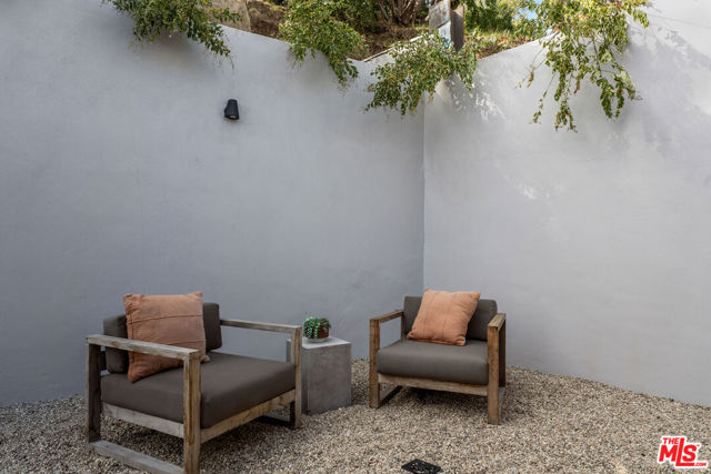 4691 Glenalbyn Drive, Los Angeles CA: https://media.crmls.org/mediaz/4a9e4048-d956-45ce-9e0e-e03b8cc0301c.jpg