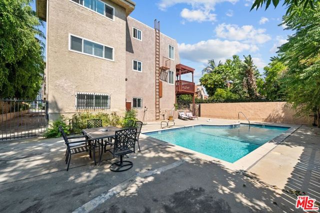 5840 Etiwanda Avenue, Tarzana CA: https://media.crmls.org/mediaz/4a9e775f-2550-45cd-9405-4a5235c3a8d6.jpg