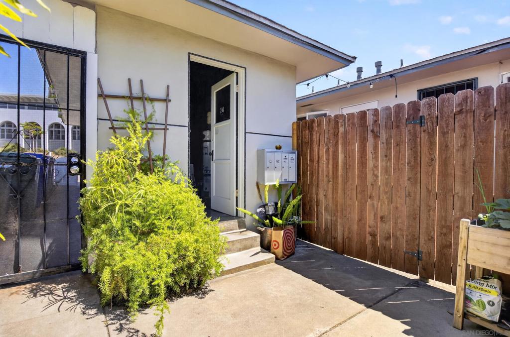 2324 Chatsworth - photo 16