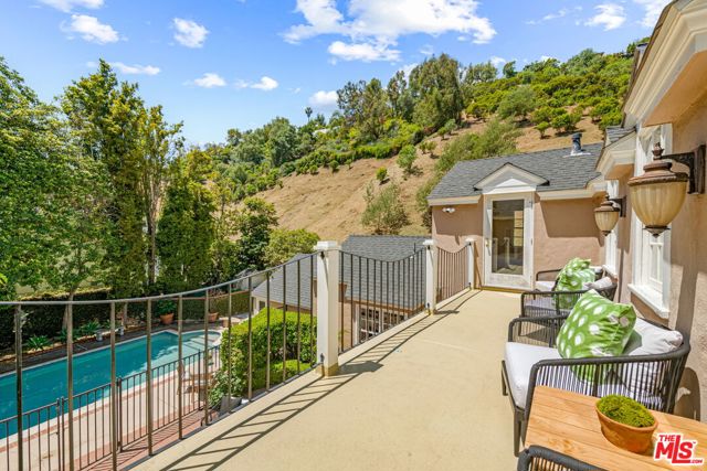 1376 San Ysidro Drive, Beverly Hills CA: https://media.crmls.org/mediaz/4a9f28b1-5ffa-4dbf-9757-ccce8939f832.jpg