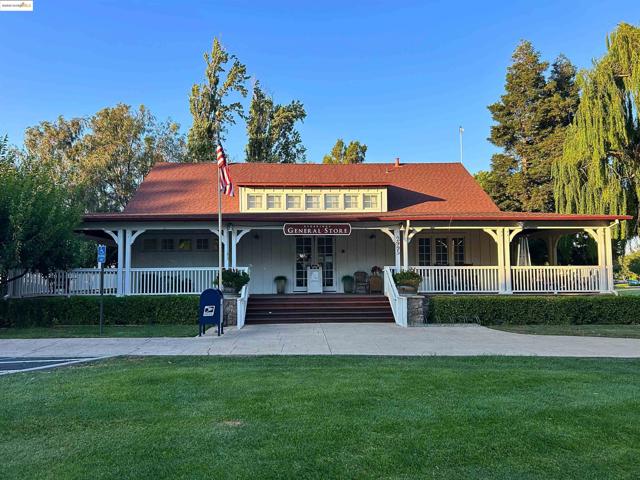 1327 Remington Ct, Tracy CA: https://media.crmls.org/mediaz/4aa02ee6-0fa0-4960-9dec-9c73869f4065.jpg
