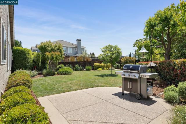 21 Mercury Ct, Pleasant Hill CA: https://media.crmls.org/mediaz/4aa0a887-f530-4418-8625-10ed4e2d8b56.jpg