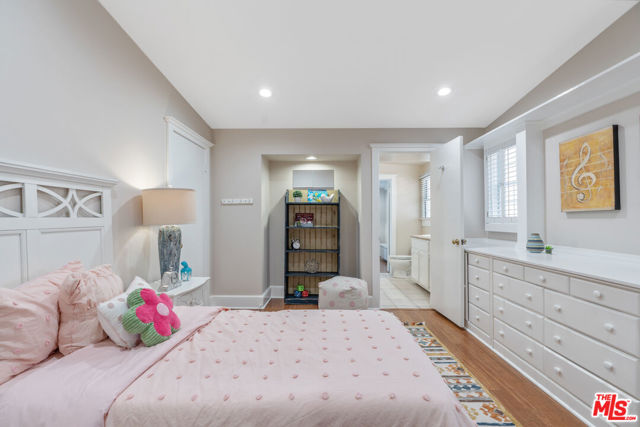 3564 Summerfield Drive, Sherman Oaks CA: https://media.crmls.org/mediaz/4aa0b297-9c31-43ff-b140-fddf7d07fbd2.jpg