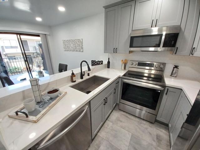 112 Aurora Plz, Union City CA: https://media.crmls.org/mediaz/4aa0db21-41ed-4f0d-8b5b-ac394345a258.jpg