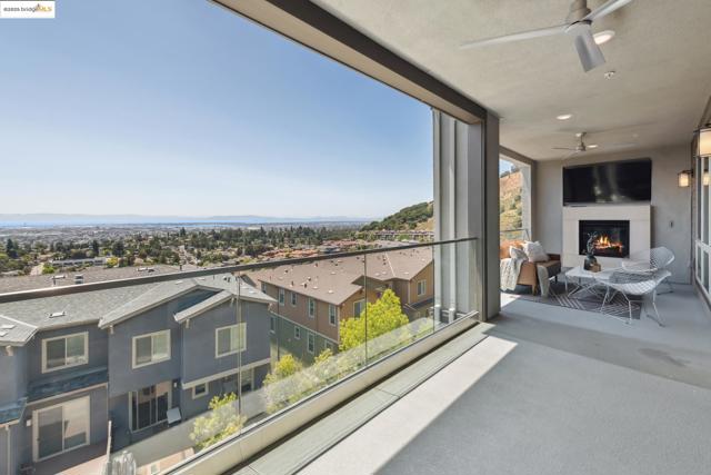 6757 Skyview Dr, Oakland CA: https://media.crmls.org/mediaz/4aa10330-0c27-4e30-af27-81ed842111b6.jpg