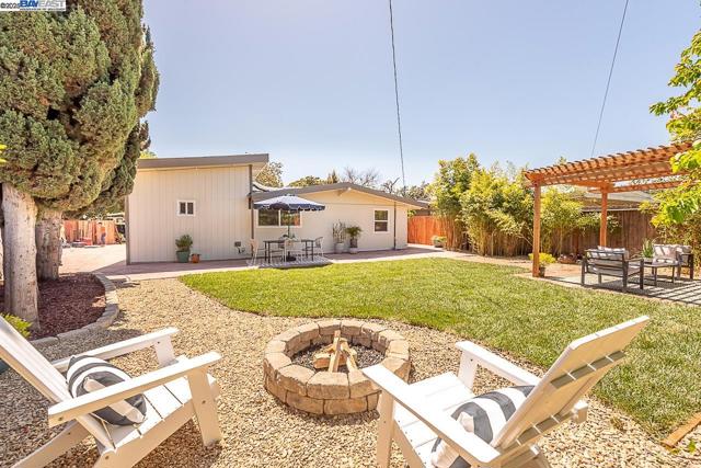 697 Lakewood Dr, Sunnyvale CA: https://media.crmls.org/mediaz/4aa367c3-0cec-43ee-b987-cf630d055b7a.jpg