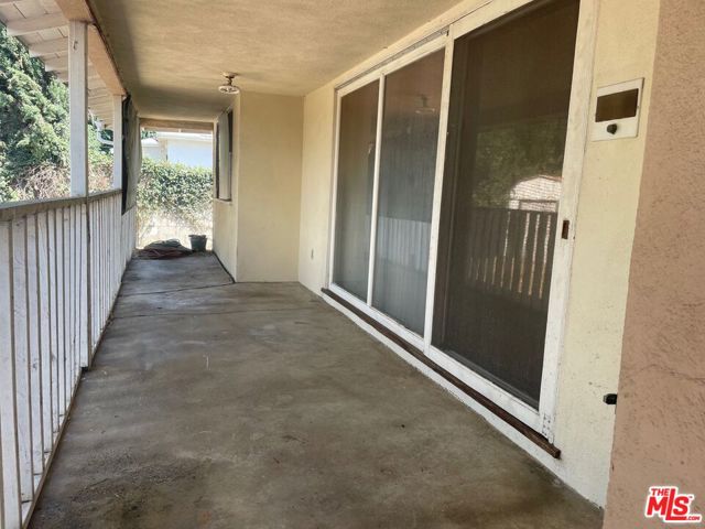 6425 Columbus Avenue, Van Nuys CA: https://media.crmls.org/mediaz/4aa55611-e1cc-4bc2-8946-870d916a98a8.jpg
