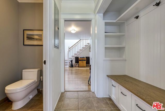 933 W Venezia Avenue, Venice CA: https://media.crmls.org/mediaz/4aa5c496-93a5-4d4c-9b32-870701849d32.jpg