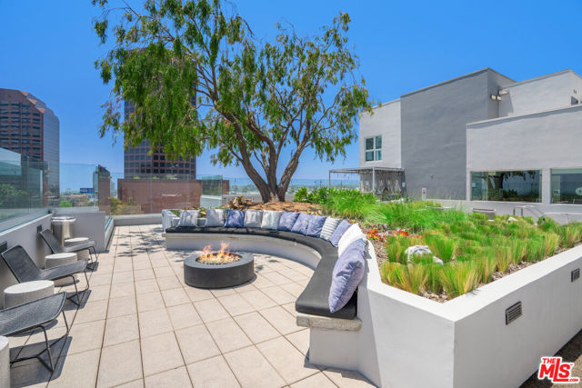 1168 S Barrington Avenue, Los Angeles CA: https://media.crmls.org/mediaz/4aa61932-002c-4b72-bc8c-3f062bceea1f.jpg