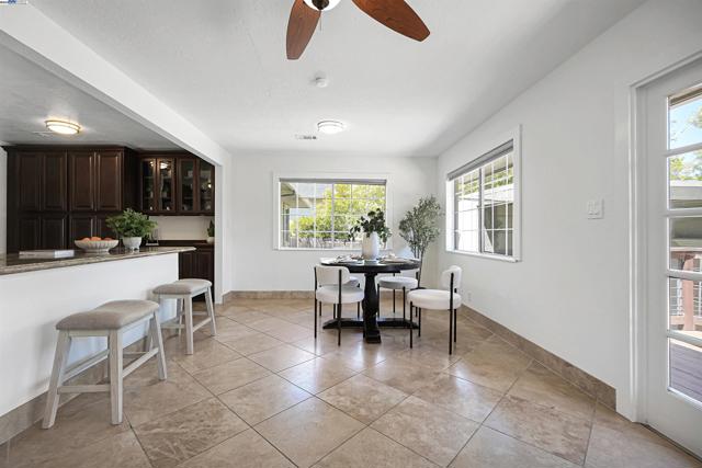 17526 Parker Rd, Castro Valley CA: https://media.crmls.org/mediaz/4aa6a001-dda1-42f2-976a-3e87581b161e.jpg