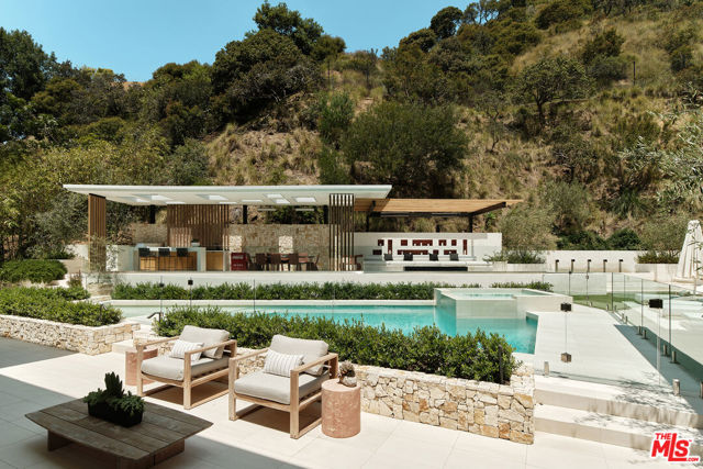 9509 Heather Road, Beverly Hills CA: https://media.crmls.org/mediaz/4aa6f8bd-0bcd-472a-b7e6-29ccdf5c39c7.jpg