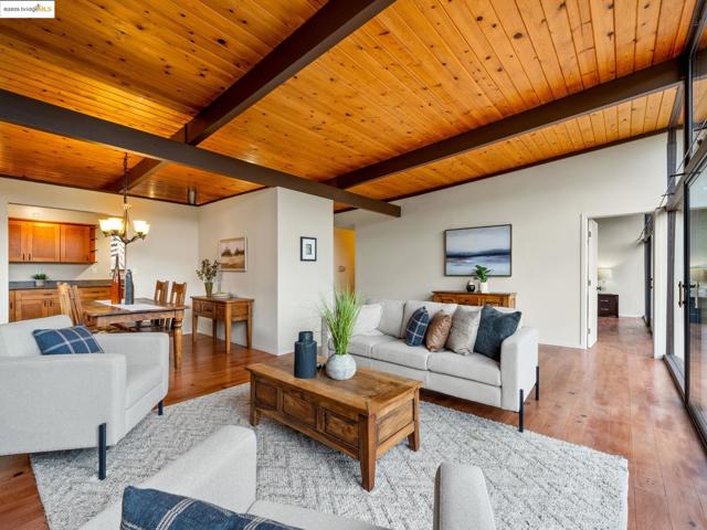 6866 Thornhill Dr, Oakland CA: https://media.crmls.org/mediaz/4aa73b2a-c3b5-4437-821e-75b30f012cba.jpg