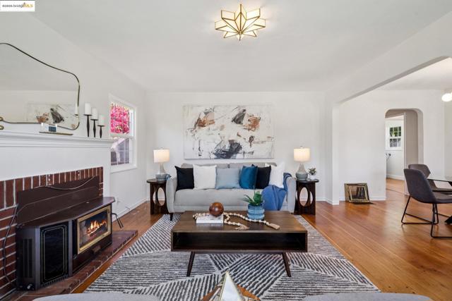 4332 Hyacinth Ave, Oakland CA: https://media.crmls.org/mediaz/4aa774c4-b98e-4949-9dee-cc0b57bf2d83.jpg