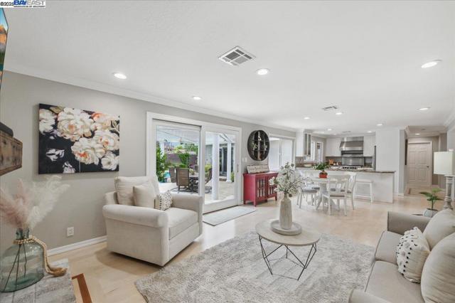 5204 Hummingbird Rd, Pleasanton CA: https://media.crmls.org/mediaz/4aa83b6f-9cd9-41be-8a26-1e6c043fb92f.jpg