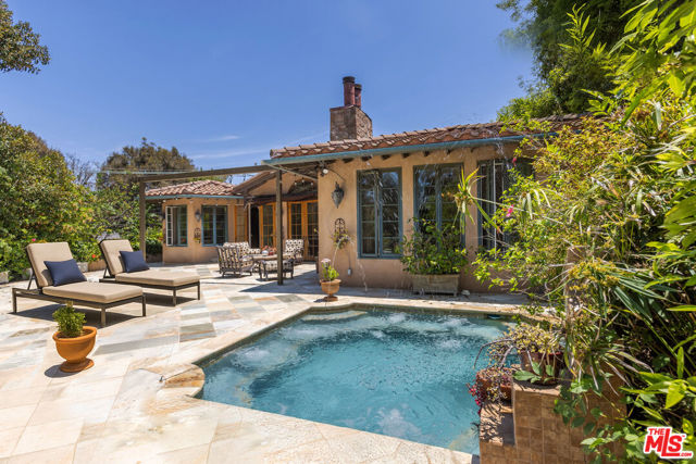15401 Brownwood Place, Los Angeles CA: https://media.crmls.org/mediaz/4aa8403b-a1f7-4376-988c-01b833474e6b.jpg