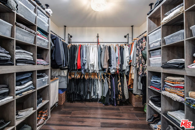 13109 Valley Vista Boulevard, Studio City CA: https://media.crmls.org/mediaz/4aa87116-d477-491b-a18b-910a78caed00.jpg
