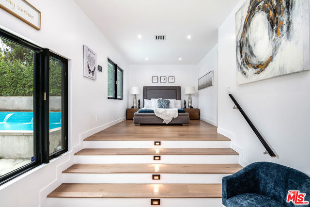 13378 Contour Drive, Sherman Oaks CA: https://media.crmls.org/mediaz/4aa8d0ee-9d66-48d3-8104-159d5ec53f02.jpg