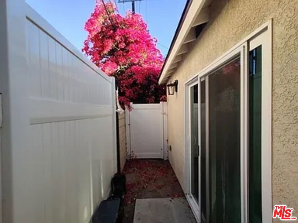 https://media.crmls.org/mediaz/4aa8fac0-86d3-4509-b703-0618f70fdb0e.jpg?preset=X-Large
