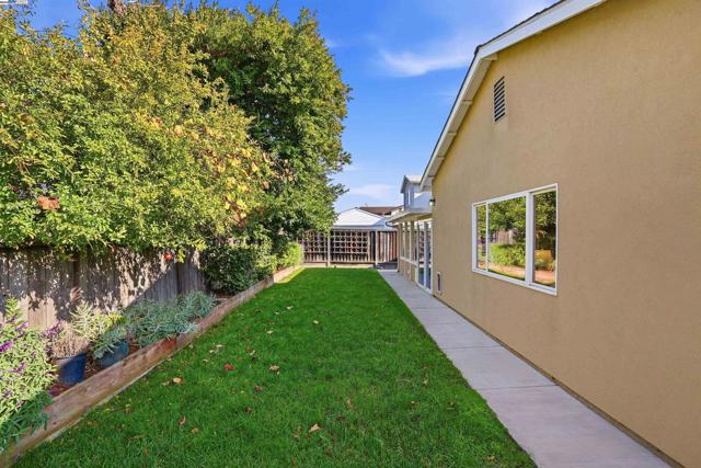 6179 Tourraine Dr, Newark CA: https://media.crmls.org/mediaz/4aaa9032-fcb1-4d23-acf2-a873b2b902b0.jpg