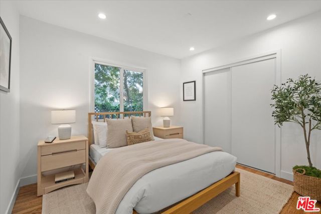 2212 Navy Street, Santa Monica CA: https://media.crmls.org/mediaz/4aaae785-c1bb-4d89-9b82-65e645ede9a8.jpg