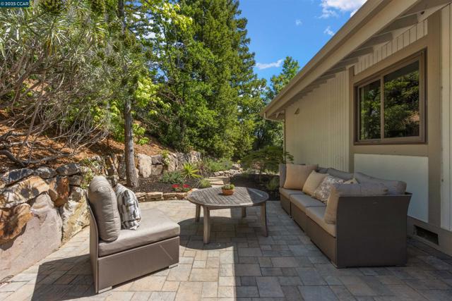 220 Devonshire Ct, Pleasant Hill CA: https://media.crmls.org/mediaz/4aab3ee4-feac-4c70-a0b5-db4eb781ace2.jpg