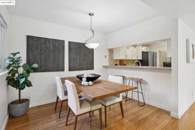 760 Canyon Oaks Dr, Oakland CA: https://media.crmls.org/mediaz/4aab5b8a-93a7-4414-9a6e-d8ffd660185f.jpg