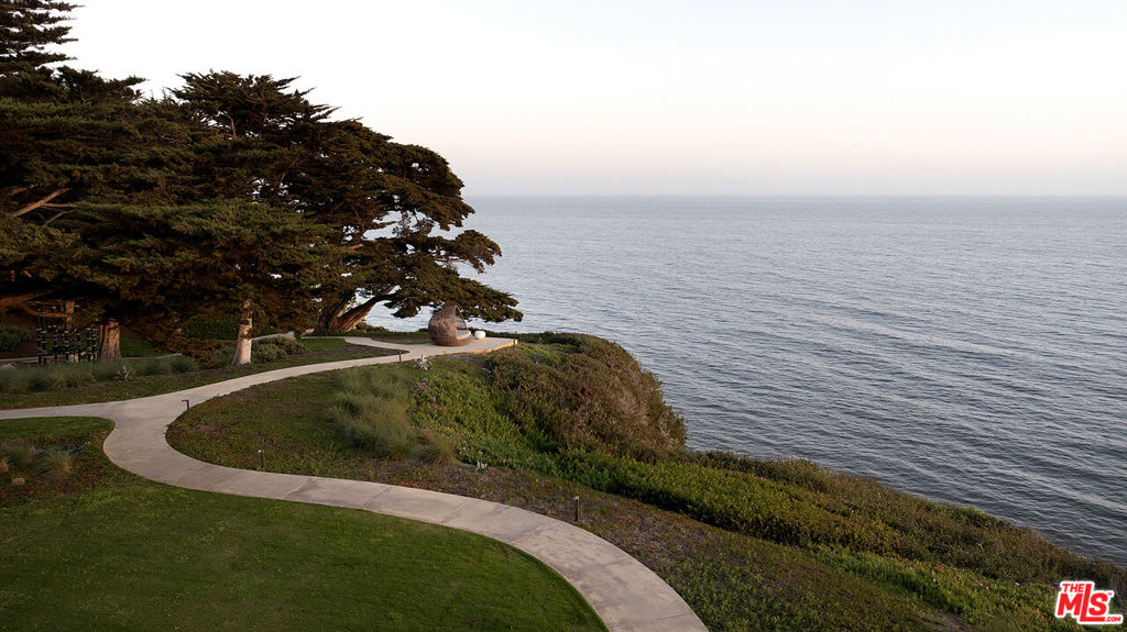https://media.crmls.org/mediaz/4aab9c7e-2d64-4d17-b6b3-38f5df31b5ac.jpg?preset=X-Large