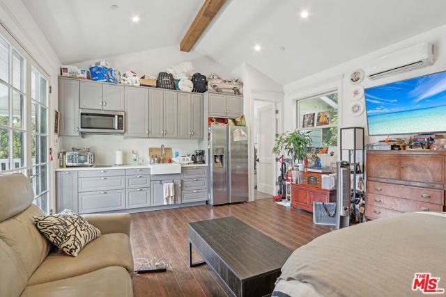 3143 Shelby Drive, Los Angeles CA: https://media.crmls.org/mediaz/4aac5004-dd6e-4943-a2c7-ef172481ae4f.jpg