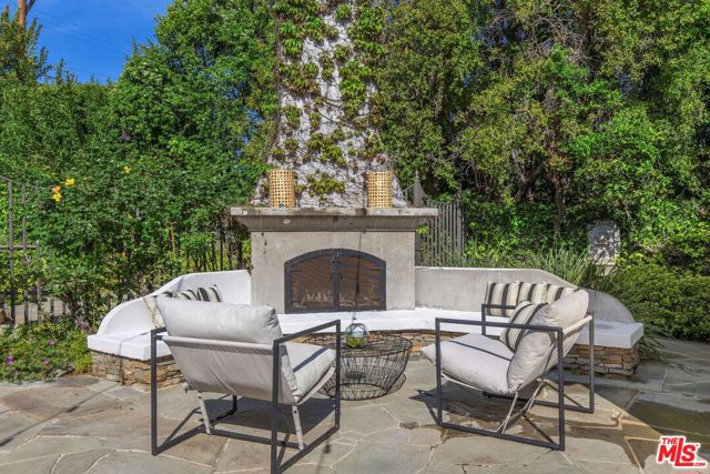 10155 Valley Spring Lane, Toluca Lake CA: https://media.crmls.org/mediaz/4aacaed5-8dcd-4773-8175-403b5aa27b14.jpg