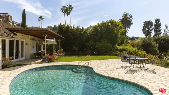 16303 Mandalay Drive, Encino CA: https://media.crmls.org/mediaz/4aacbe0e-c6b4-405c-973d-5b58fbea5094.jpg