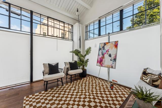 311 4th St, Oakland CA: https://media.crmls.org/mediaz/4aacc339-2a1d-454e-b785-a2fc5d160fe7.jpg