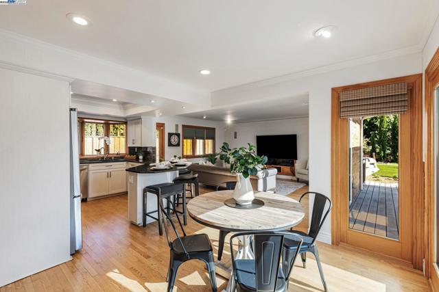 324 Merrilee Place, Danville CA: https://media.crmls.org/mediaz/4aad3a7e-ee83-4686-9d9e-009036375dc4.jpg