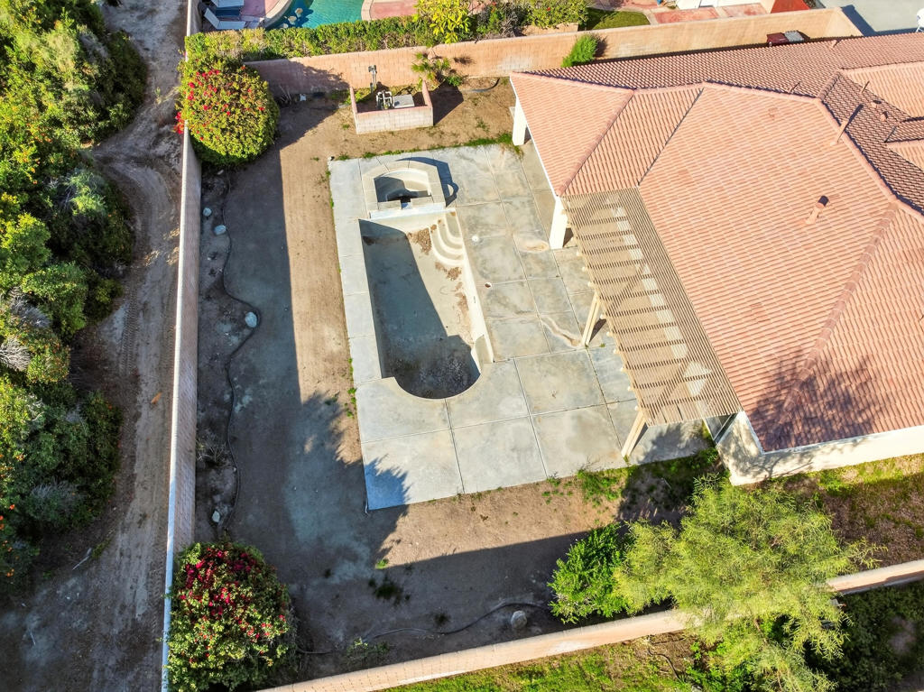 https://media.crmls.org/mediaz/4aad6894-5e90-4ca2-aab2-e9fe7fd3318b.jpg?preset=X-Large