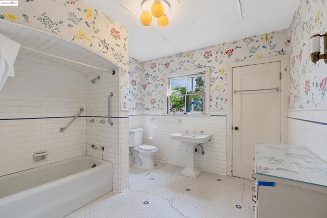 1136 S Ridgeley, Los Angeles CA: https://media.crmls.org/mediaz/4aad9b26-50d8-4f51-b915-541c722eff2e.jpg