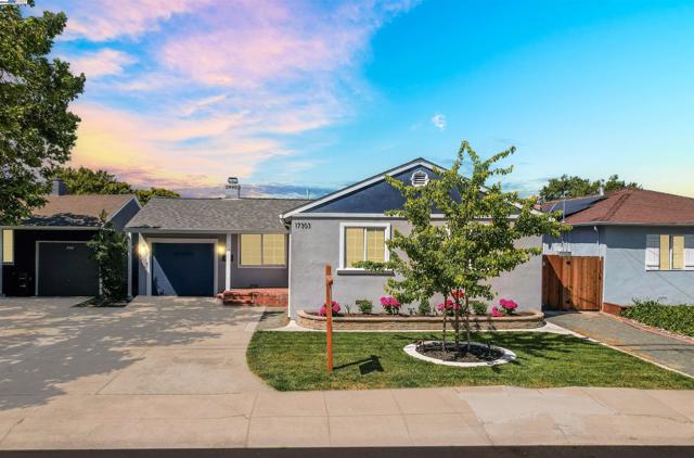 17303 Via Andeta, San Lorenzo CA: https://media.crmls.org/mediaz/4aadc638-178e-4797-aa8a-a95c3f1ba3c2.jpg