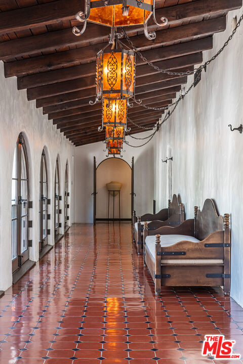 820 N Roxbury Drive, Beverly Hills CA: https://media.crmls.org/mediaz/4aaf237b-ad03-45a4-b00f-33f42449d465.jpg