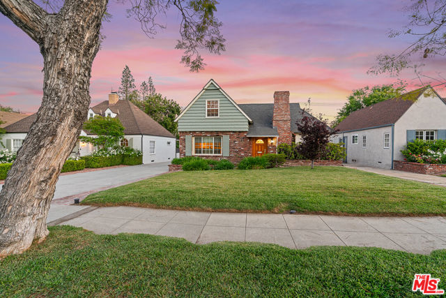 2338 Paloma Street, Pasadena CA: https://media.crmls.org/mediaz/4ab05b78-379e-4540-9c01-beb81772440e.jpg