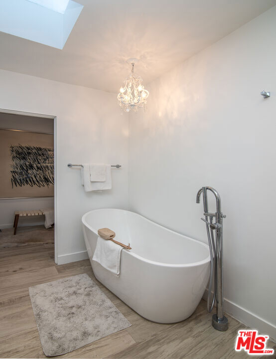 1922 N Beverly Place, Beverly Hills CA: https://media.crmls.org/mediaz/4ab0de0a-875b-483b-8b6f-e106f42a12e4.jpg