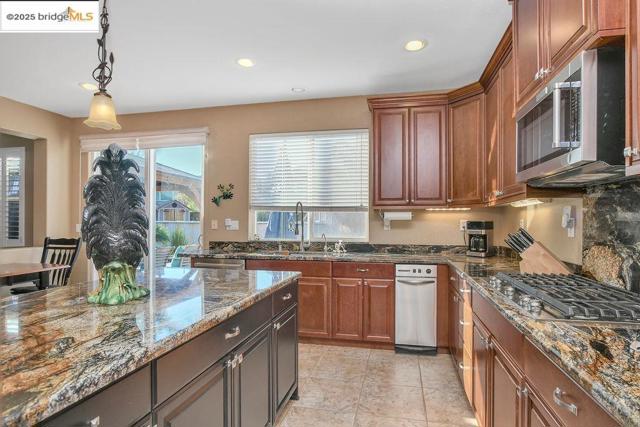 596 Toscanna Court, Brentwood CA: https://media.crmls.org/mediaz/4ab0e11f-ffa0-4638-8678-097c95d41c2e.jpg