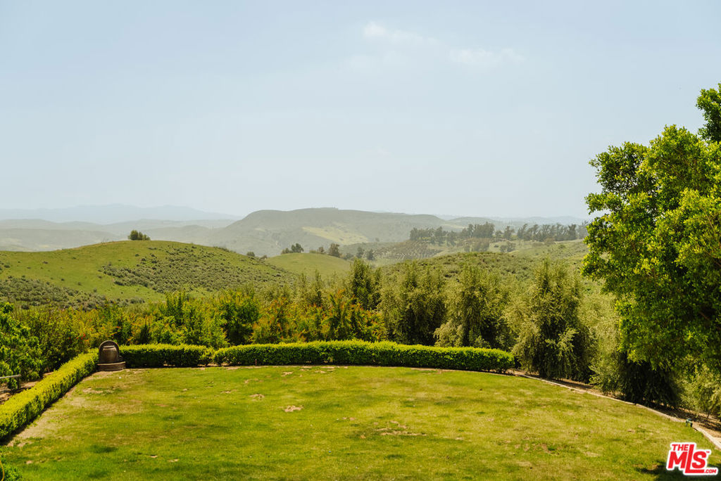 https://media.crmls.org/mediaz/4ab0f98b-cfa7-48c7-a03f-1ca47e26f611.jpg?preset=X-Large